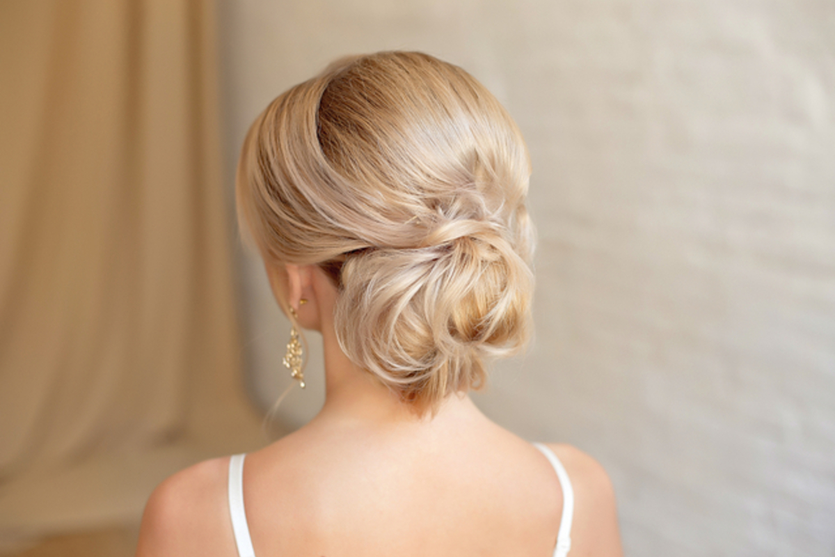 シニヨンヘアの女性