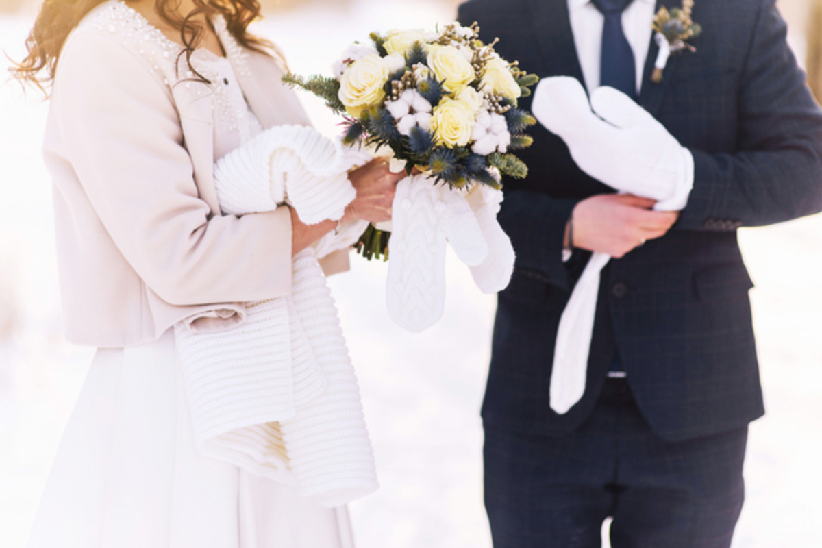 冬の結婚式の新郎と新婦