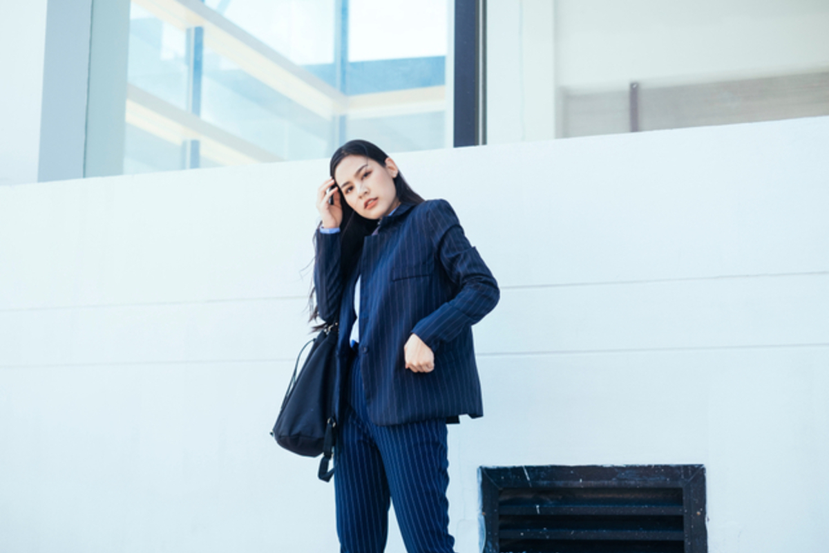 スーツ姿の女性