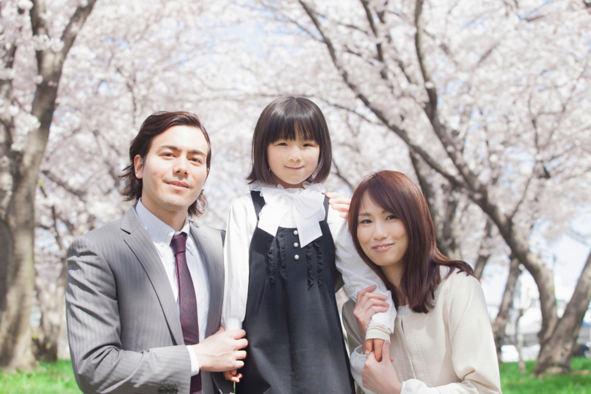 桜の下での家族写真