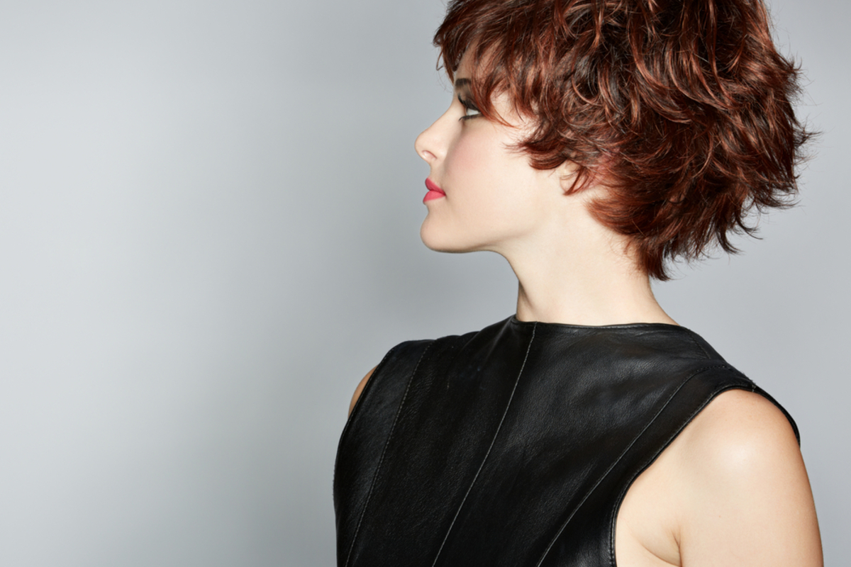 ショートヘアの女性