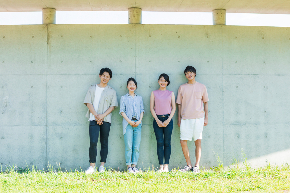 大学生4人
