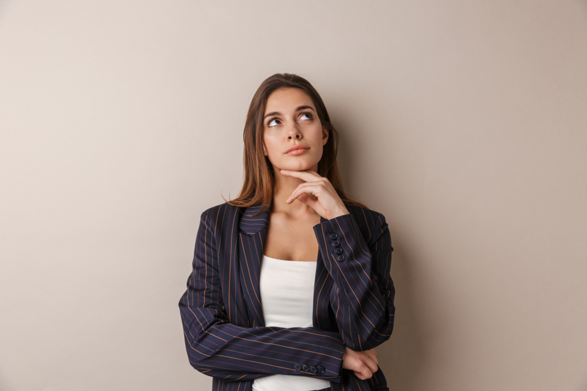 スーツ姿の考える女性
