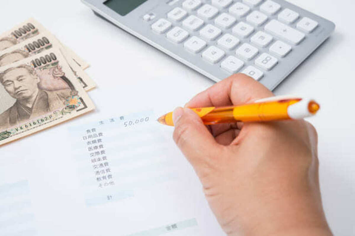 大学生の一人暮らしの費用を計算する人