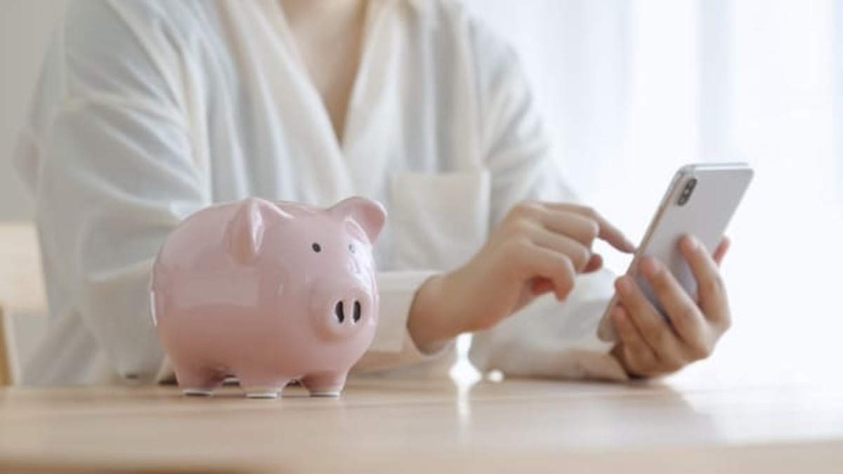 節約の計算をしている一人暮らしの大学生