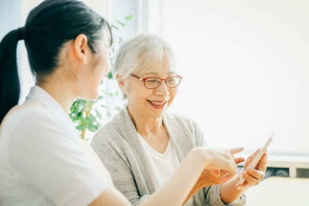 スマホを持つ女性