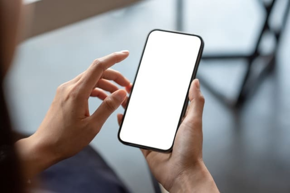 スマホを操作する