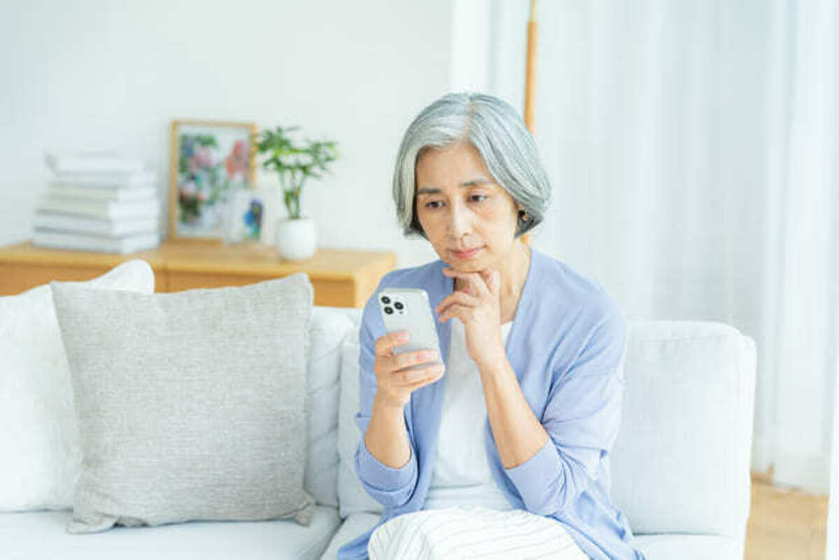手に持つスマホ