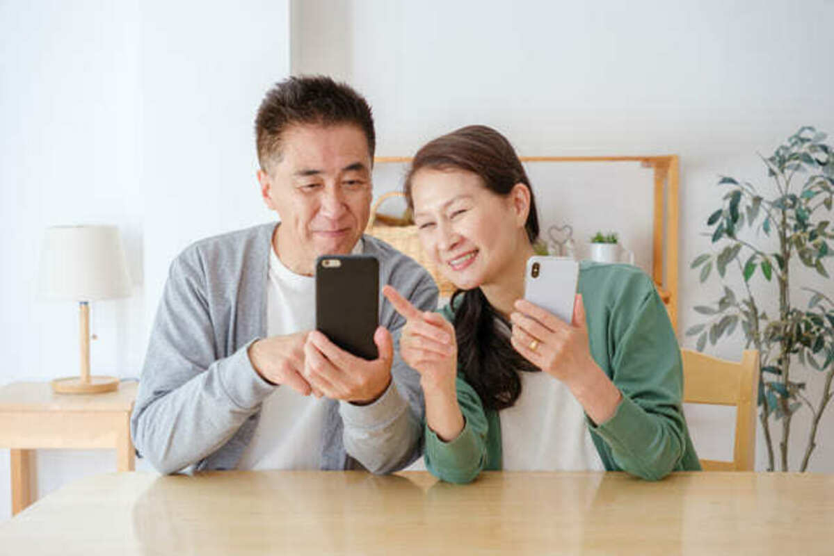 スマホを見る人