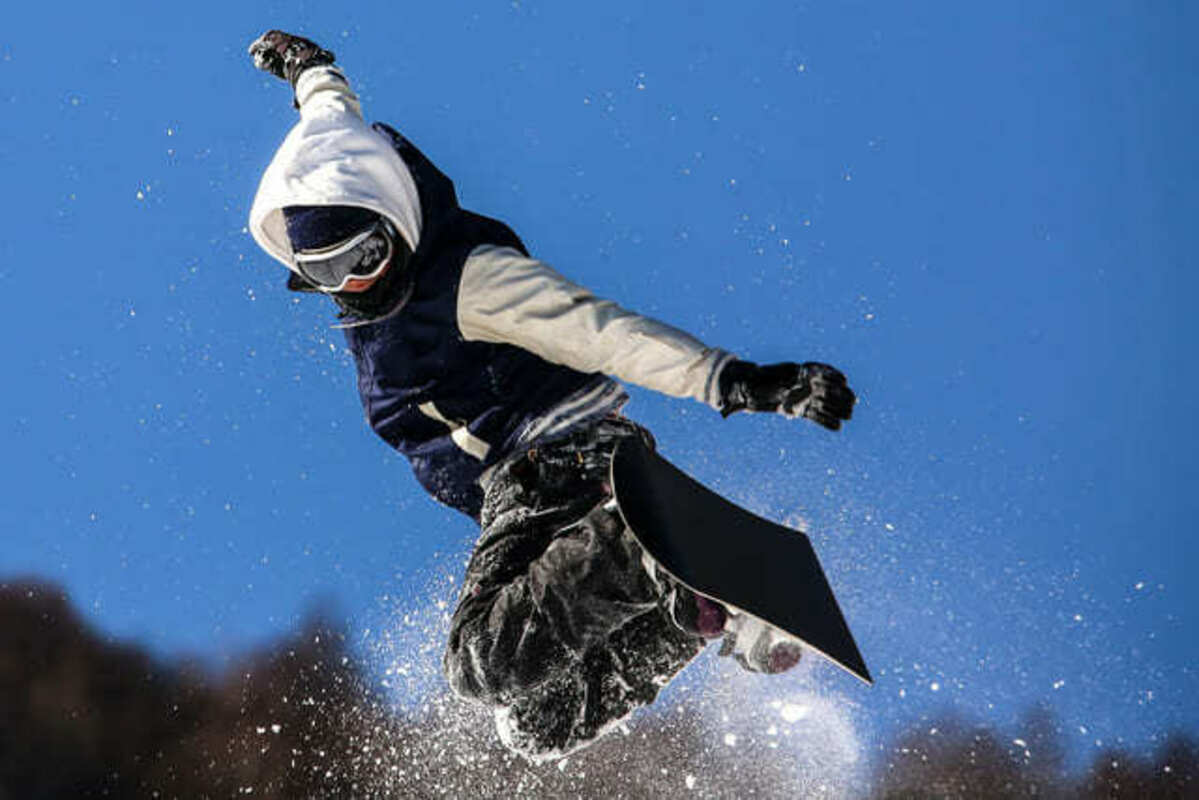 スノーボードを楽しむ男性