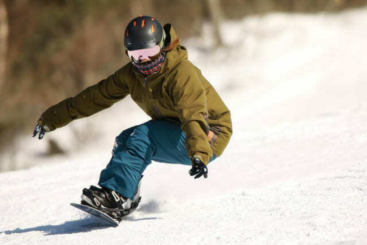 スノーボードで滑る人