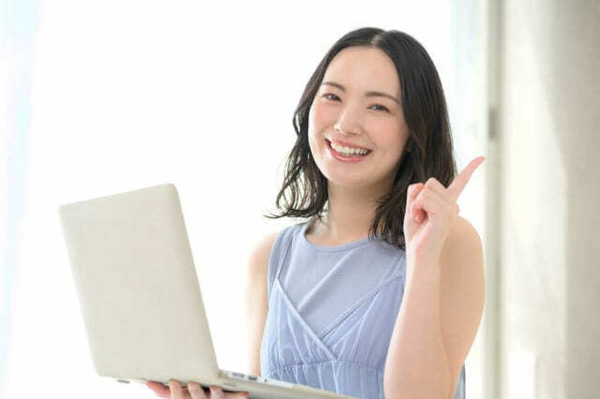 エコ活動について紹介する女性