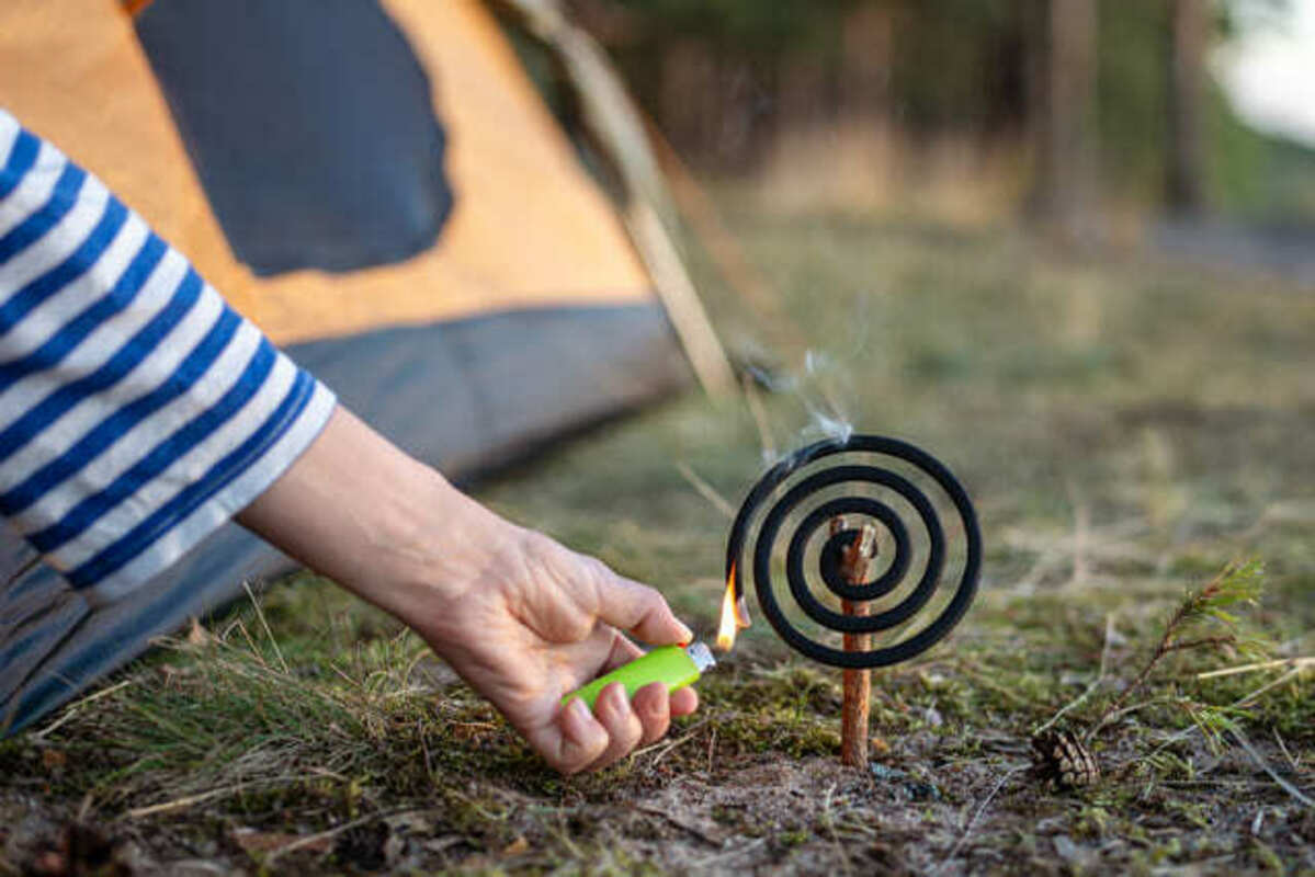 蚊取り線香に火をつける人