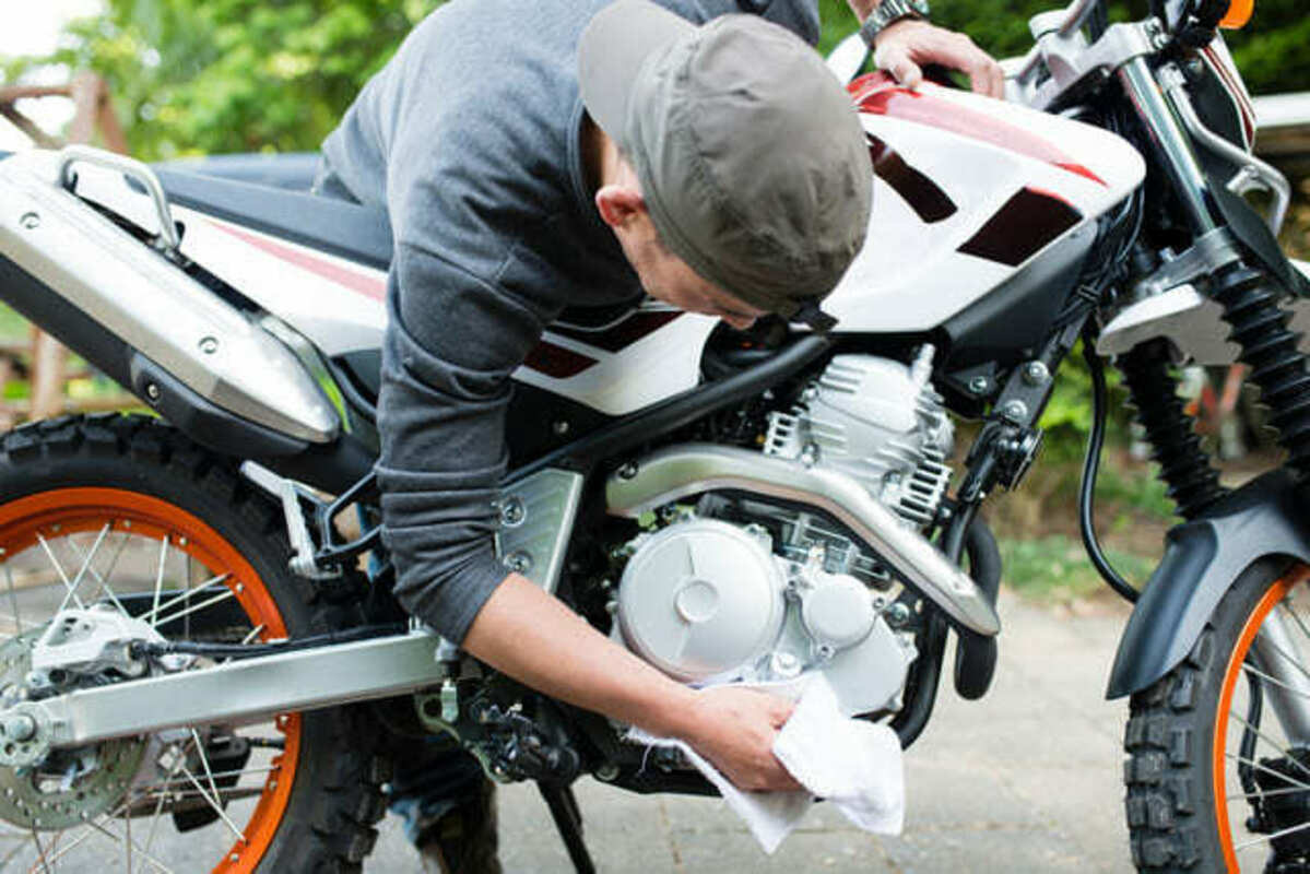 バイクを拭く男性