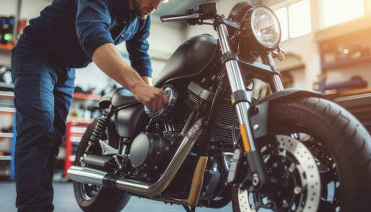 バイクをレンタルピットで整備する人