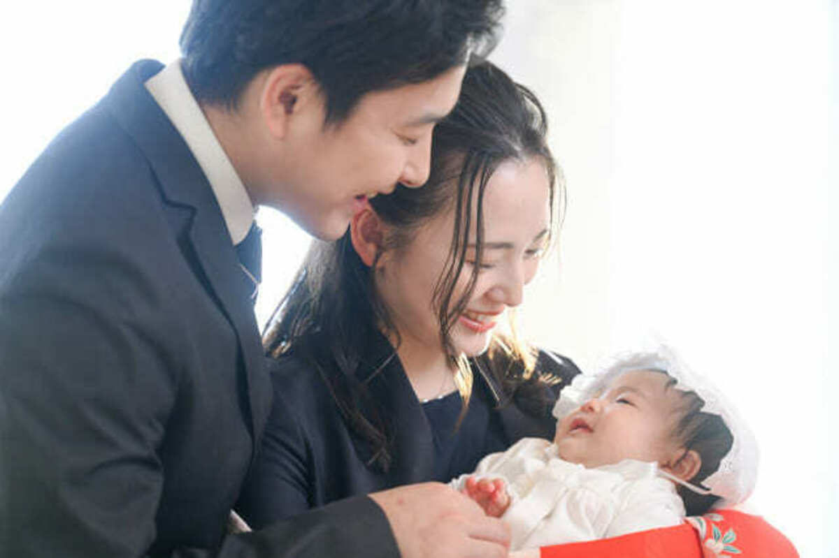 赤ちゃんを見守る両親