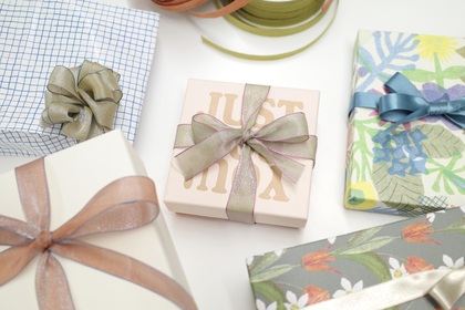 【Suuuh編集部】リボンを使ったラッピング講座！基本の結び方＆簡単アレンジのコツ