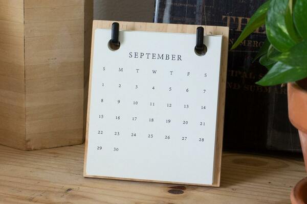 いつでも側にあるからこそ デスクを彩るおしゃれな卓上カレンダーが欲しい Suuuh