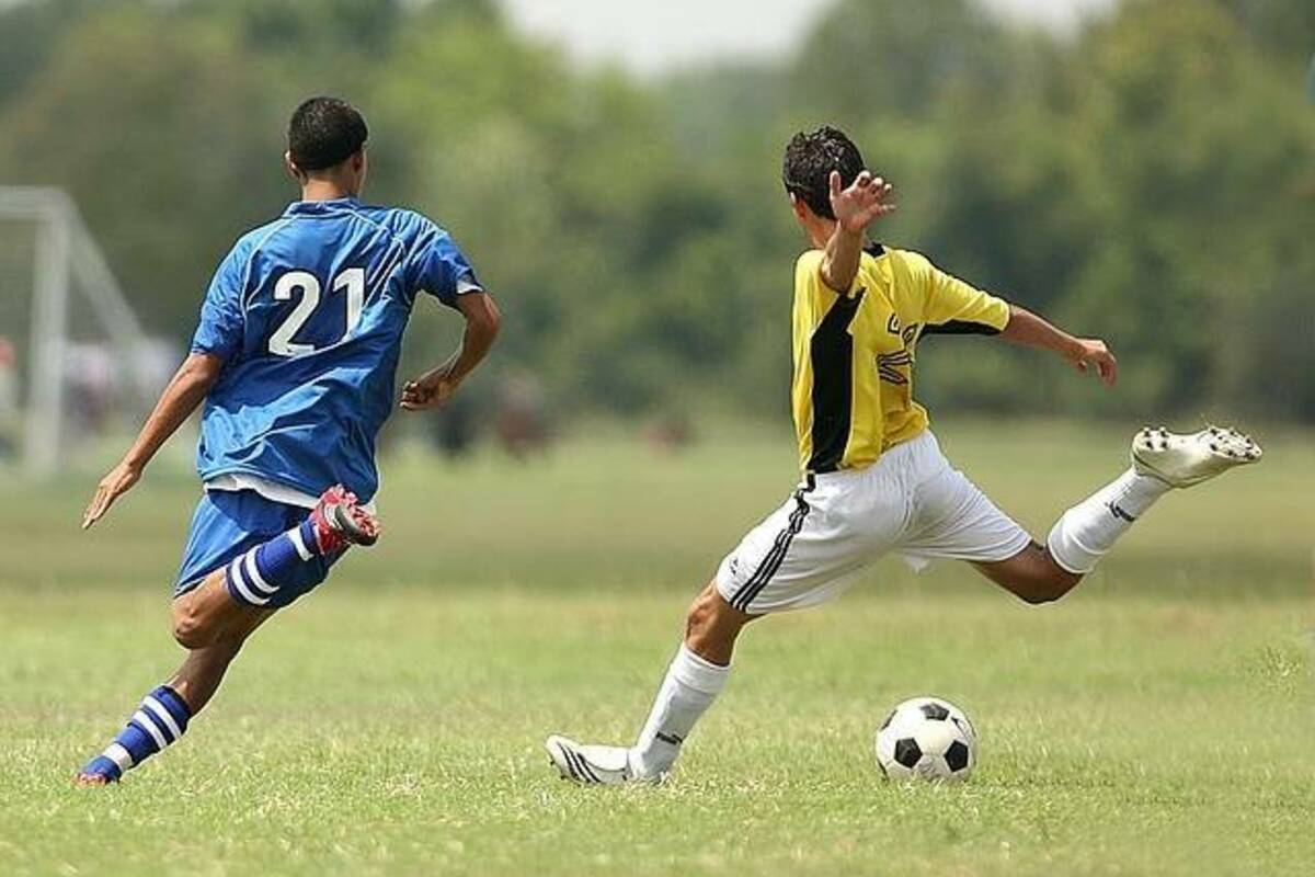 サッカーボールの蹴り方をゼロから解説します!キックのコツはフォームと蹴り方