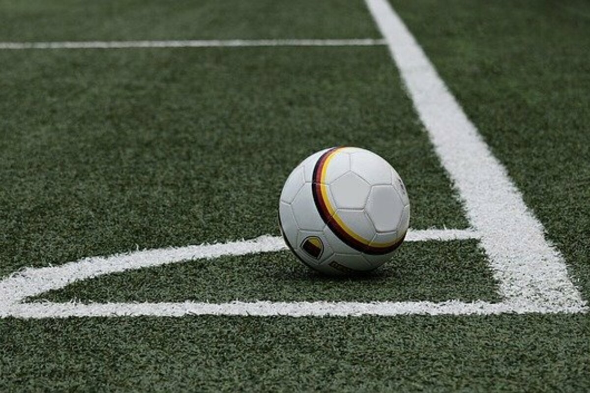 コーナーアークとは?サッカーの四隅のコーナー【サッカー用語】