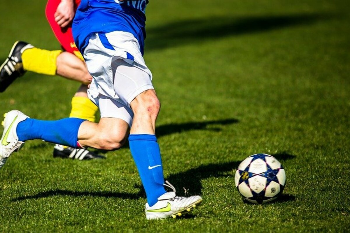フットサルとサッカーの違いとは?人数やルールのポイントを簡単に解説!