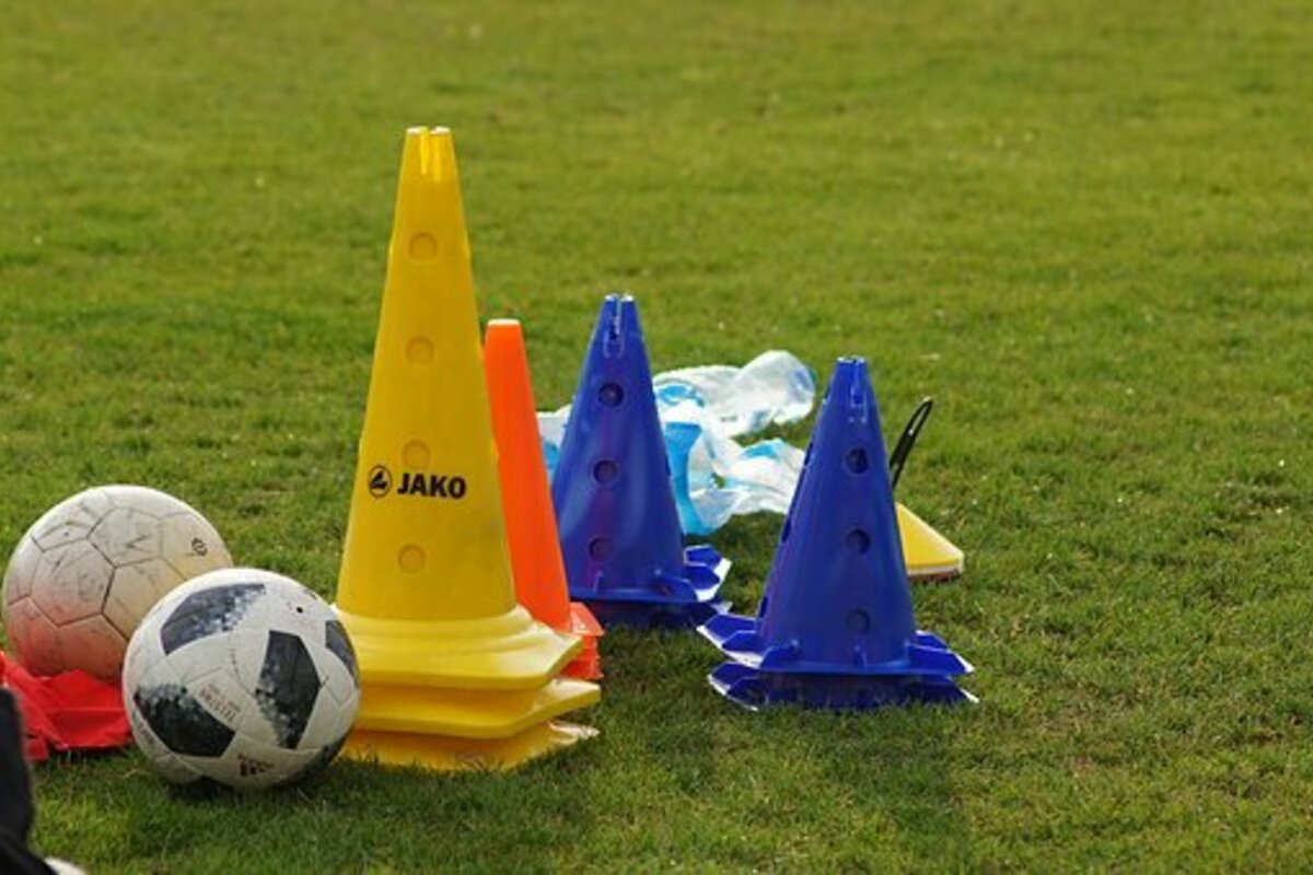 サッカーのトレーニング用グッズおすすめ8選!器具の使い方と効果も詳しく解説