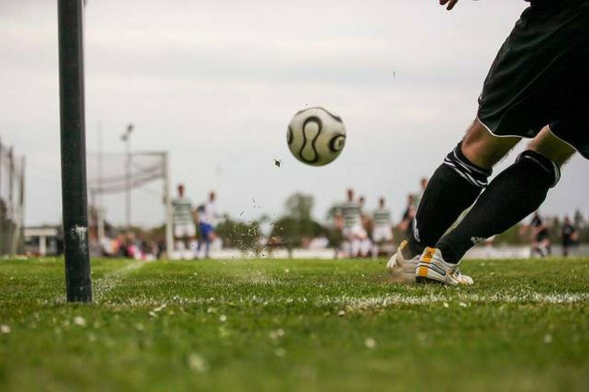 プレースキックとは?具体的な蹴り方も紹介【サッカー用語】