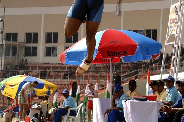 走り幅跳びのコツ解説 踏み切り 助走距離 飛び方 空中動作 着地など Activel