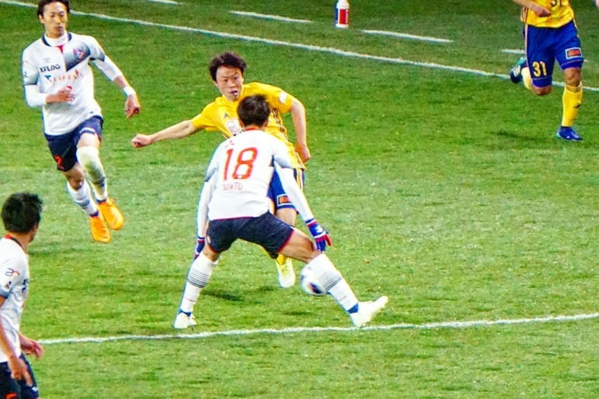 スルーパスのやり方とは?練習方法とコツを解説【サッカー上達ガイド】