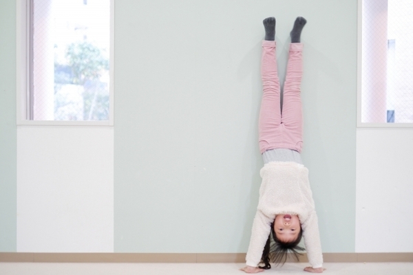 壁倒立のコツとは 子供が逆立ちを簡単にできるようになる練習方法を解説 Activel 壁倒立のコツとは 子供が逆立ちを簡単にできるようになる練習方法を解説 Activel