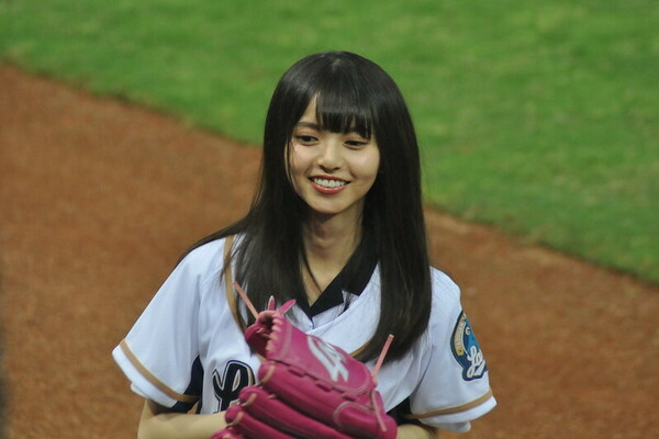 始球式を投げた可愛いアイドル 女優25人 芸能人の投げる姿がたまらない Activel