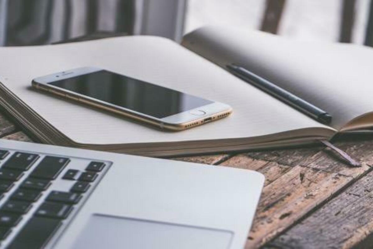 ブルーライト浴びすぎてない?肌を守るために長時間スマホを使う人に勧めたいこと