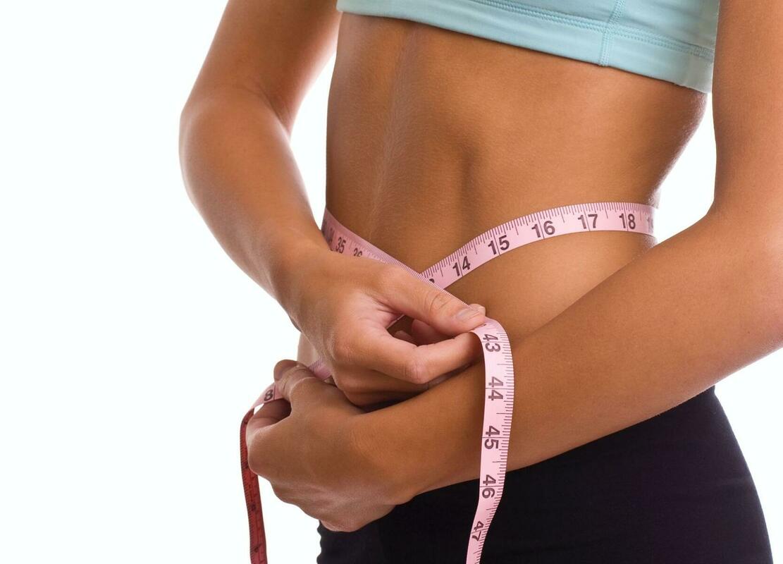 腹囲をメジャーで測る様子