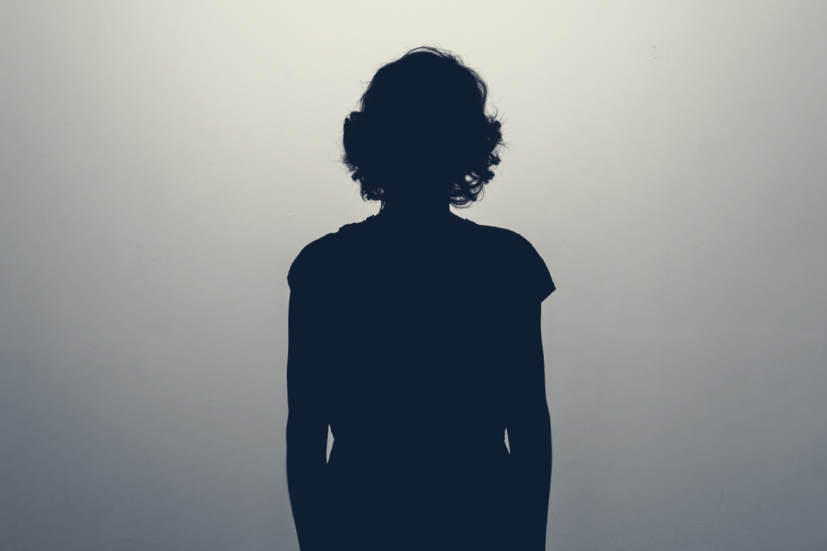 女性の影