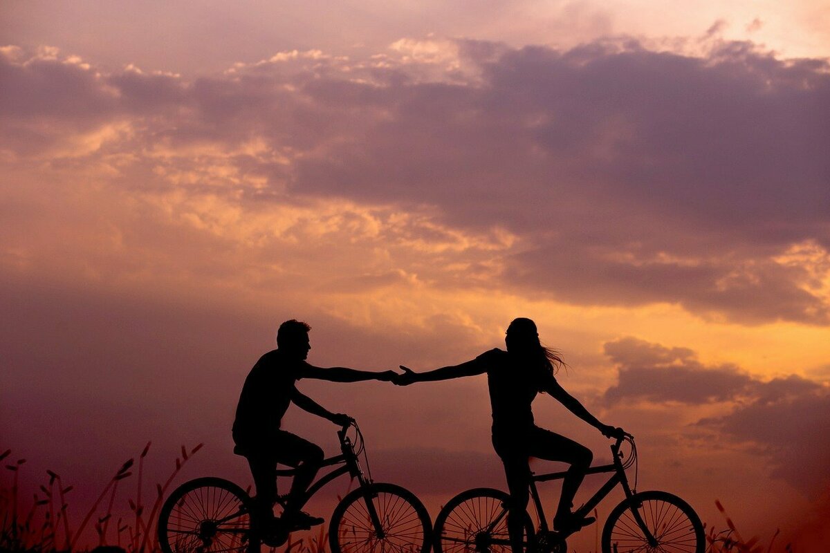 自転車に乗る男女