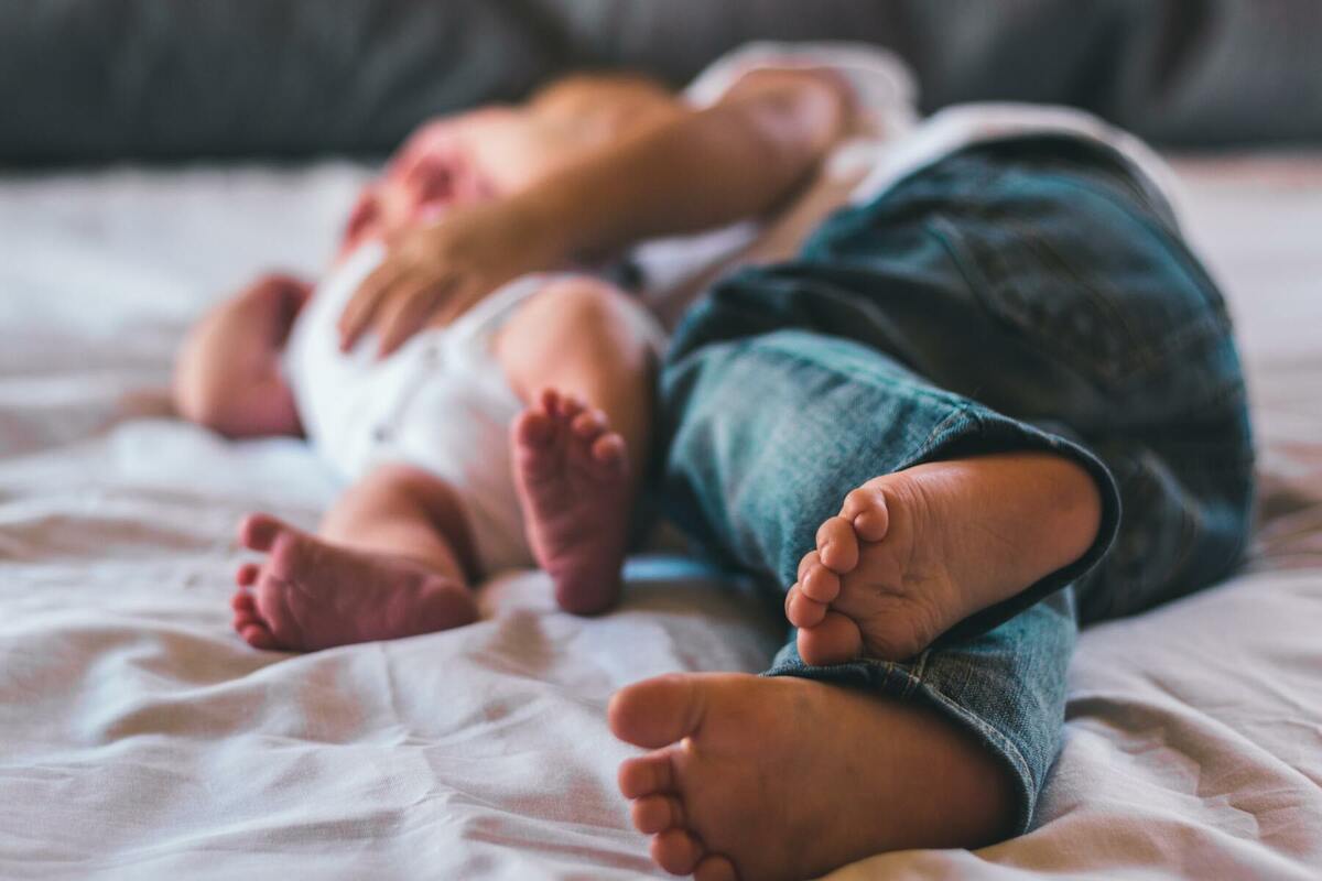 子供とベッドで眠る様子