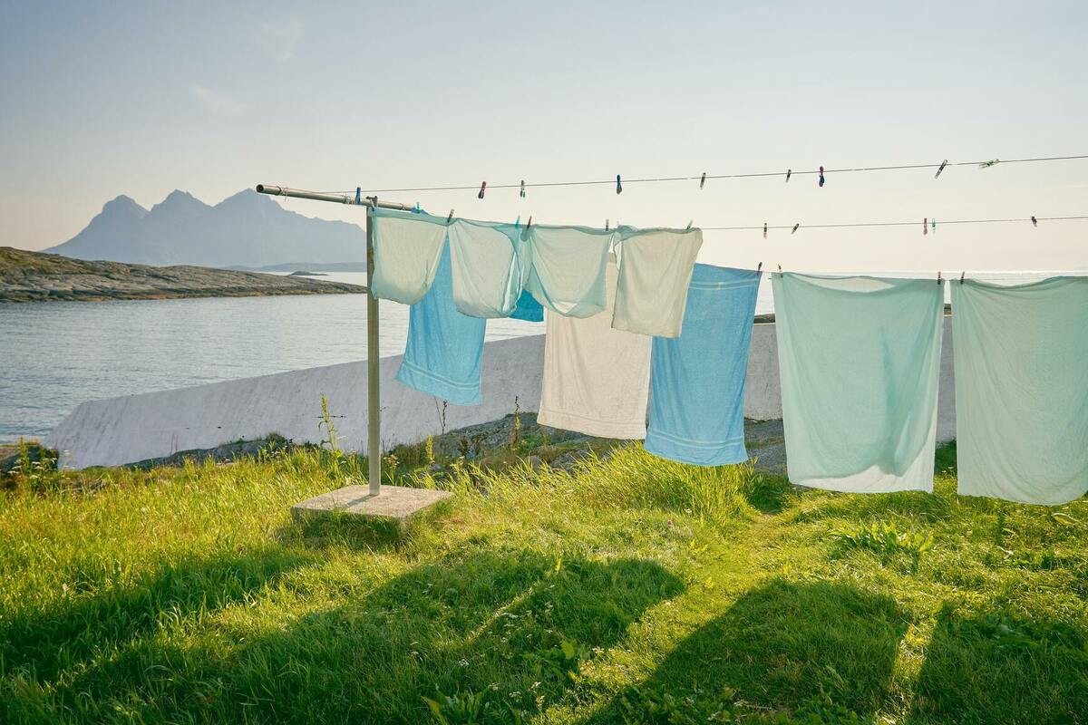 お気に入りを長く着るために。セルフで出来る服の簡単な染め直し方法をご紹介。