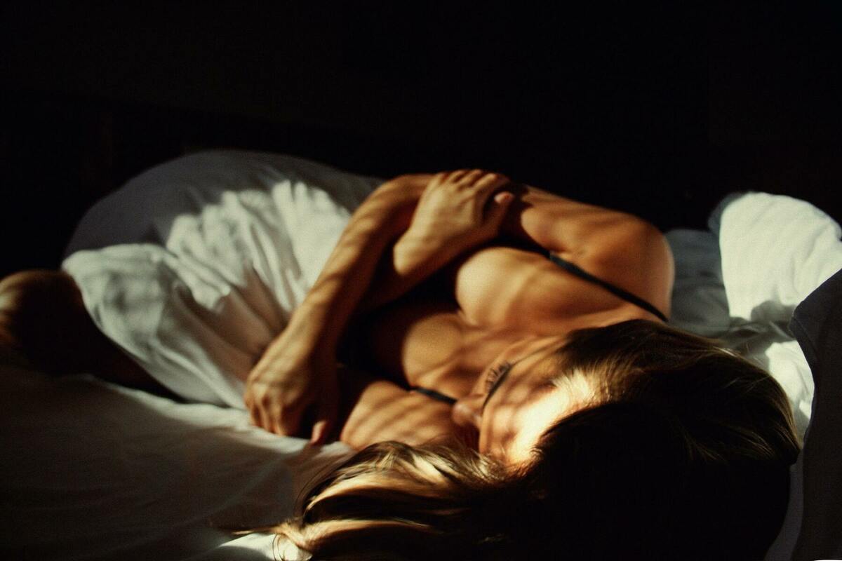 眠る女性