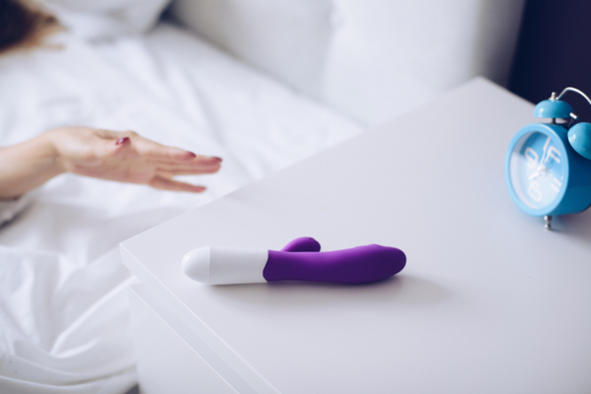 セックストイに手を伸ばす女性