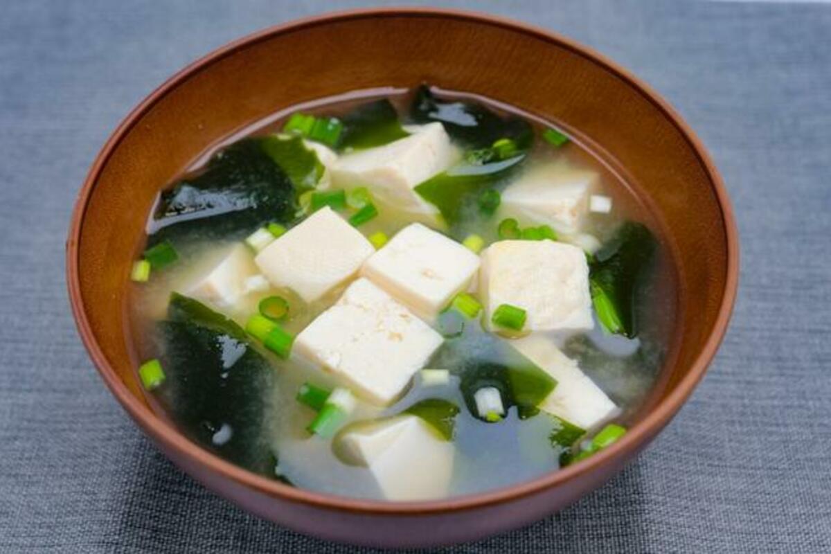 わかめ、豆腐、玉ねぎ、油揚げの味噌汁