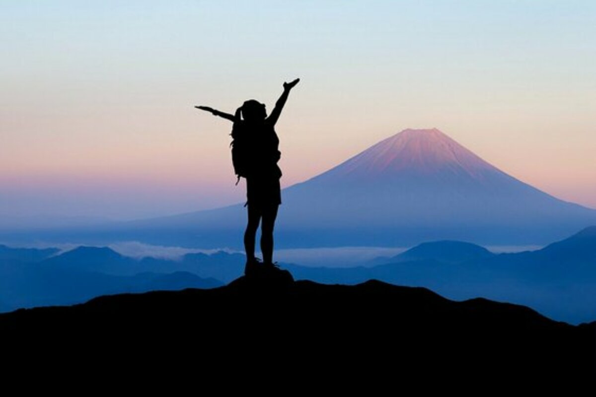 登山する女性