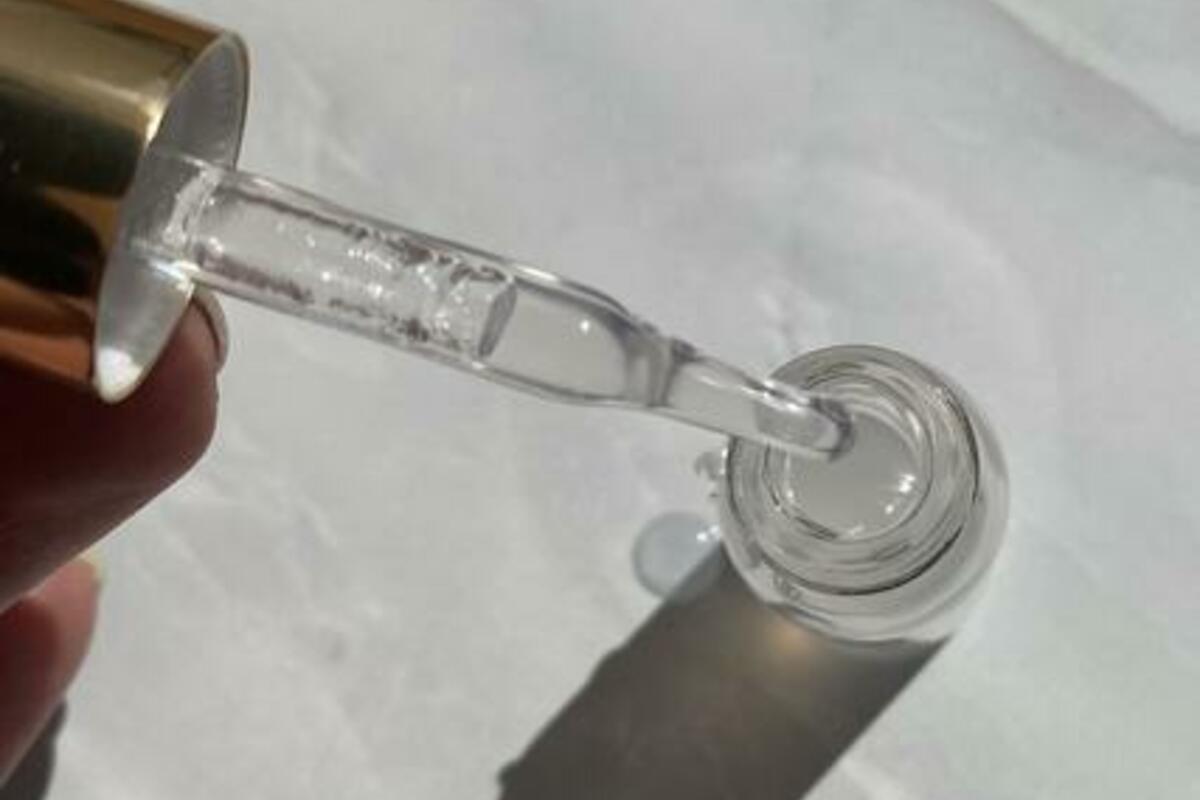 スポイト式で液状のリップコート