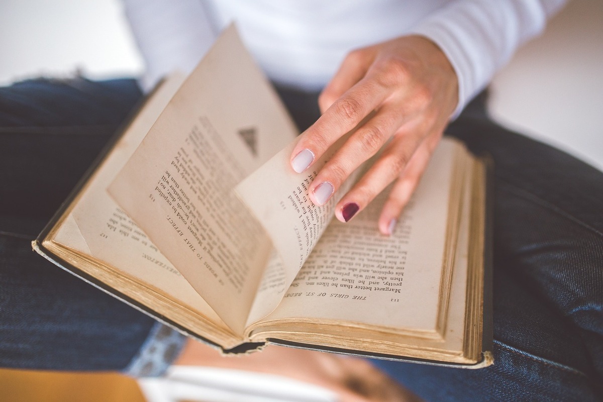 本を読む女性