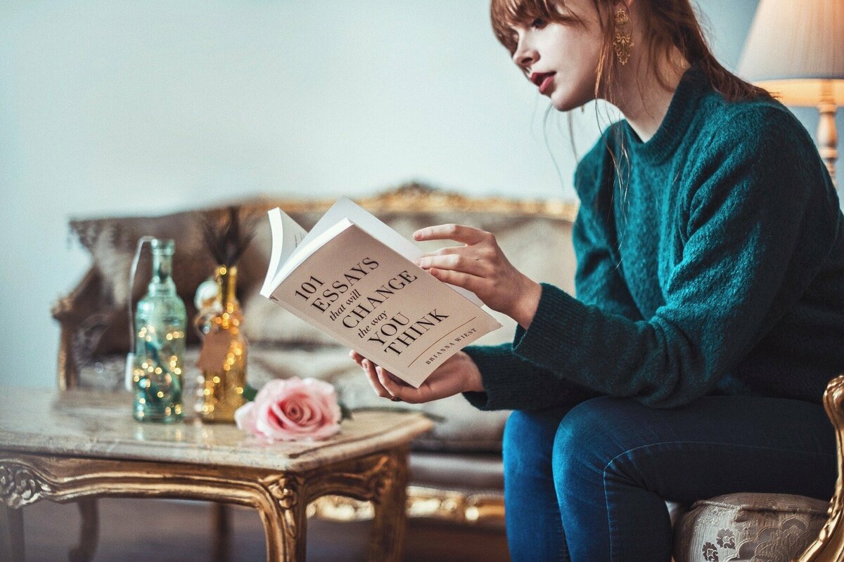 大人におすすめしたい女性エッセイスト達。人気の代表作品とともにご紹介
