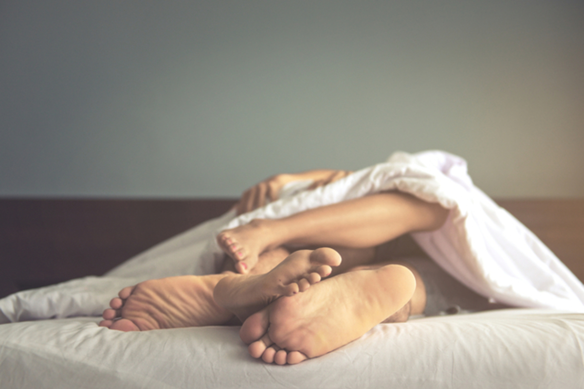 ベッドで横たわる男女