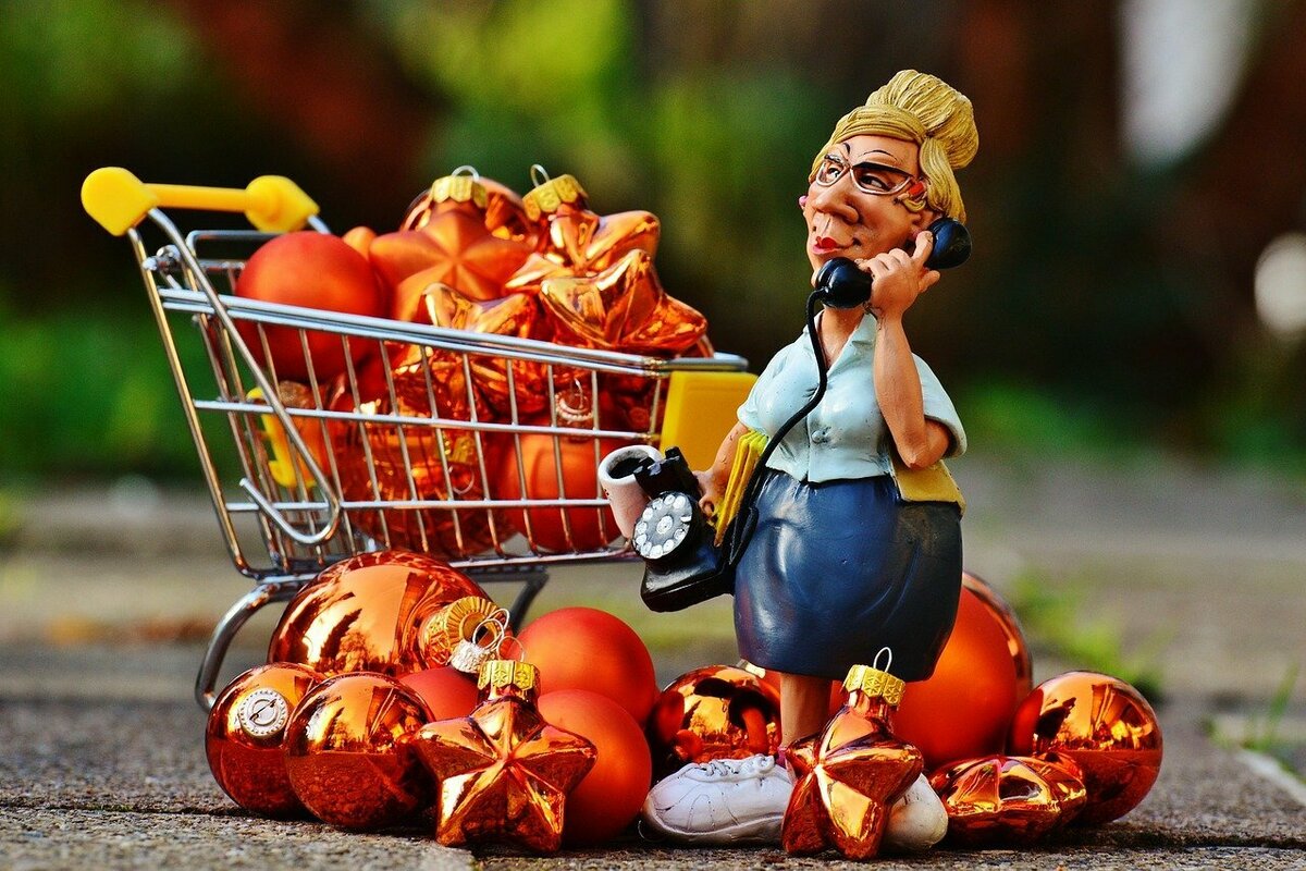 買い物をした女性の人形