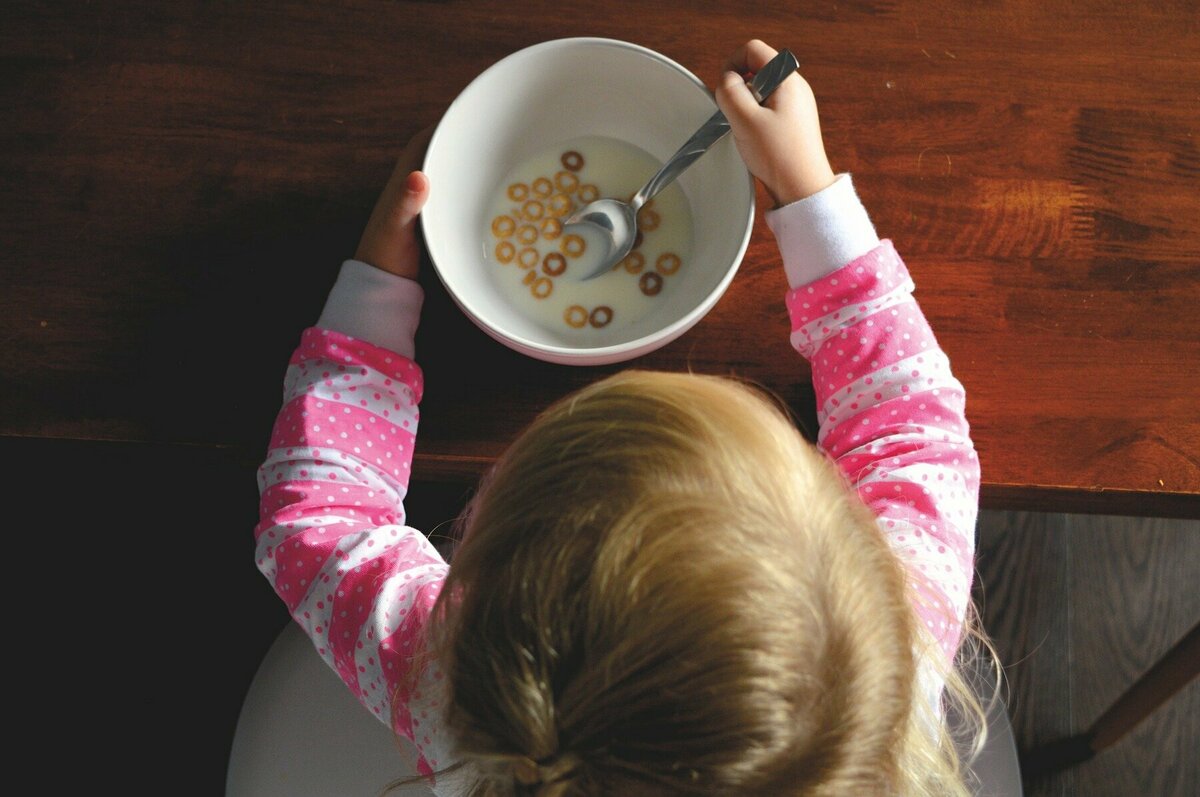 シリアルを食べる子供