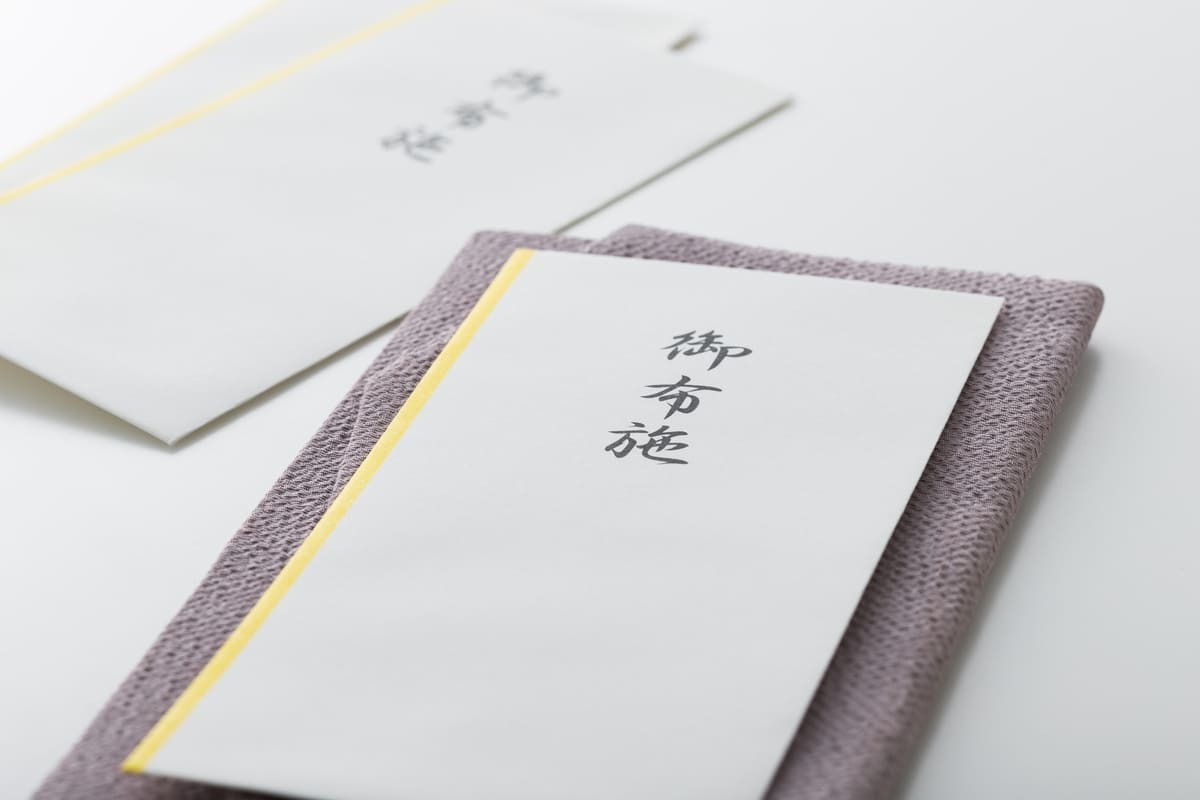 お布施は新札がよい?旧札(古札)でも大丈夫?法要でのマナーとお金の入れ方も紹介