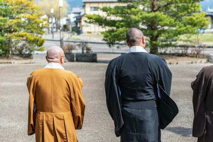 徹底解説】お坊さんの袈裟の色にはどんな意味がある？法衣による階級の