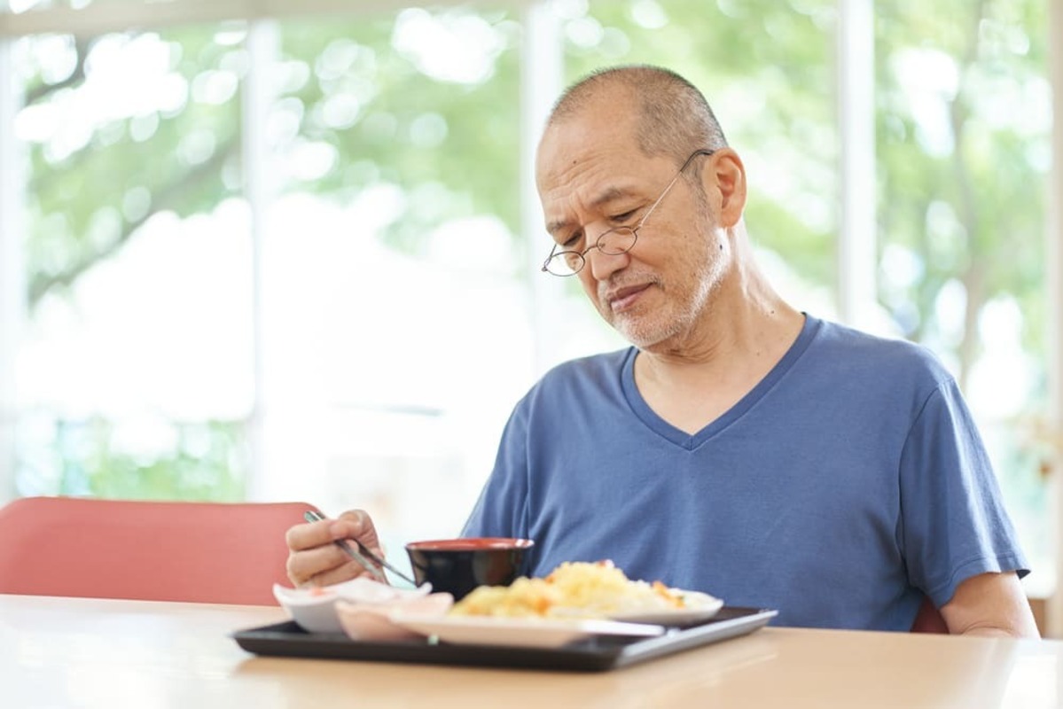 食事をする男性